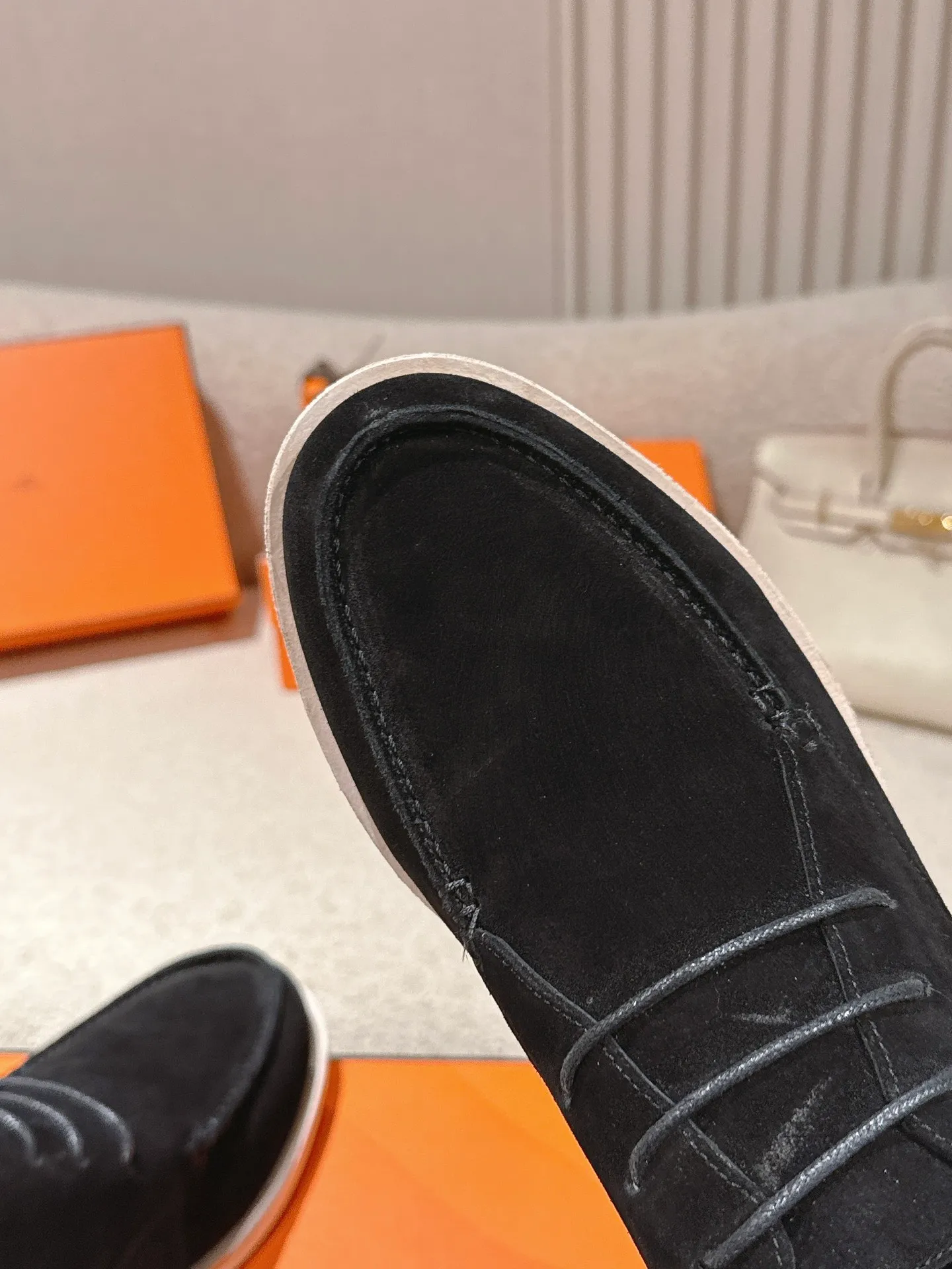 Men's Men's Shoes 660💰 Hermes men's size #26ss calfskin derby shoes, decorated with signature "H Diamant" details for a stylish and casual style. Fabric: Cow suede Lining: Mixed sheep lining Outsole: Genuine leather welt + original TPU Bottom thickness: 3CM Code number: 39-45 (customized at 46.47)